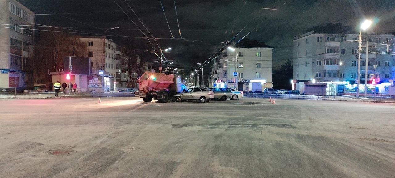 В Орле пьяный водитель на «Ладе» въехал под колеса дорожного «ЗИЛа»