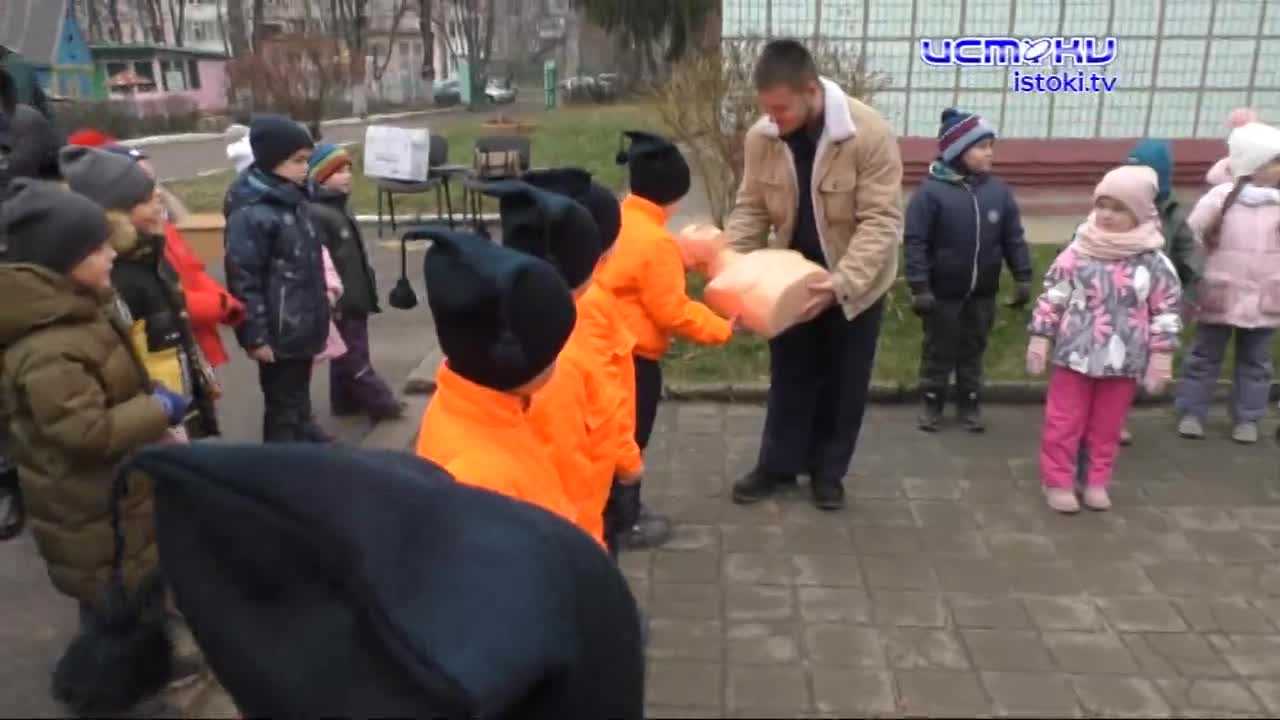 Орловские спасатели навестили воспитанников детсада №79, где доступно и в игровой форме объяснили малышам правила поведения на льду