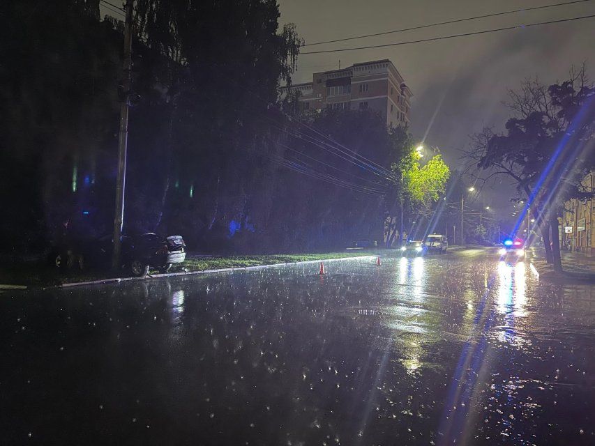 В Орле подросток за рулем «БМВ» протаранил столб электроосвещения