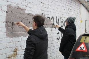 В Орле на стенах домов закрашивают рекламу смерти