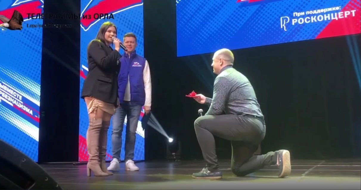 На музыкально-патриотическом марафоне "Zа Россию", после выступления Аниты Цой со сцены было сделано предложение руки и сердца