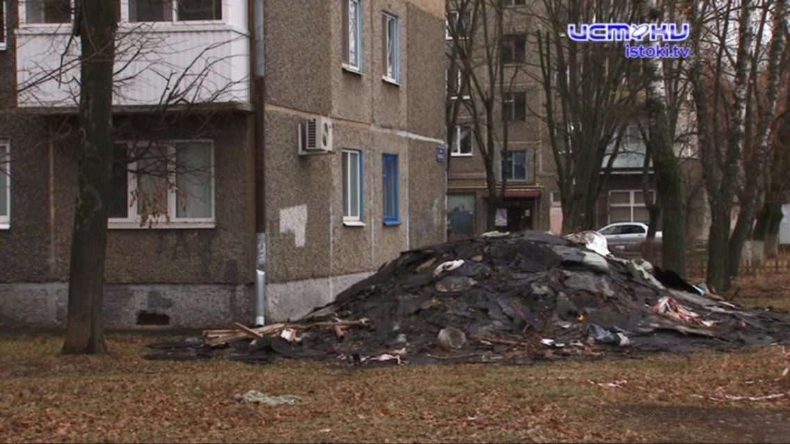 Последствия капремонта: гора мусора добралась до окон орловской пятиэтажки 
