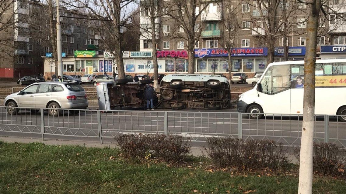 Видео: в Орле перевернулись сцепленные «буханка» и легковушка