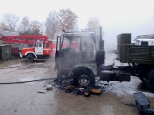 В Ливнах выгорел большегруз