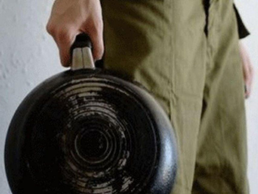 В Орле пасынок едва сковородкой не убил отчима