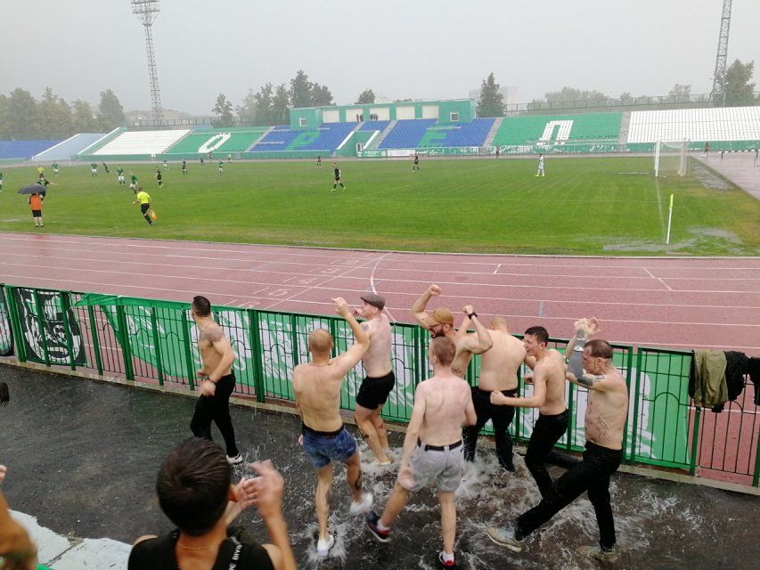 «Дождик шизе не помеха»: как фанаты поддерживали ФК «Орел»