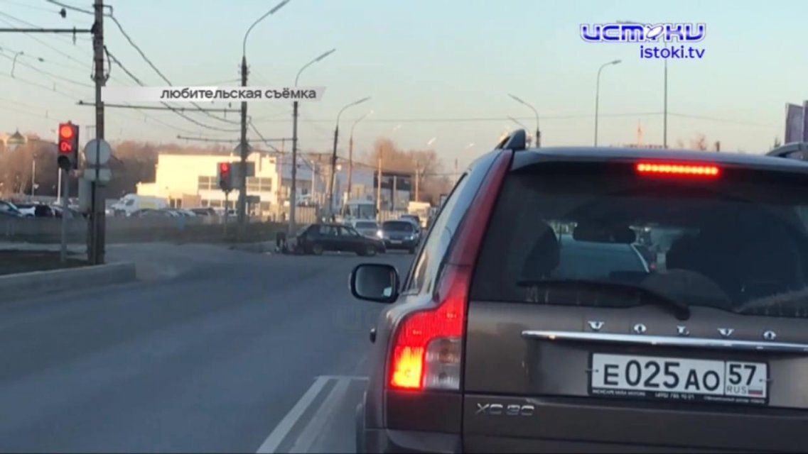 Видео: возле ТМК «ГРИНН» в Орле грузовик «догнал» «Фольксваген-Гольф»