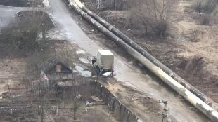 Две ванны на троих: орловчане утащили громоздкую сантехнику через забор