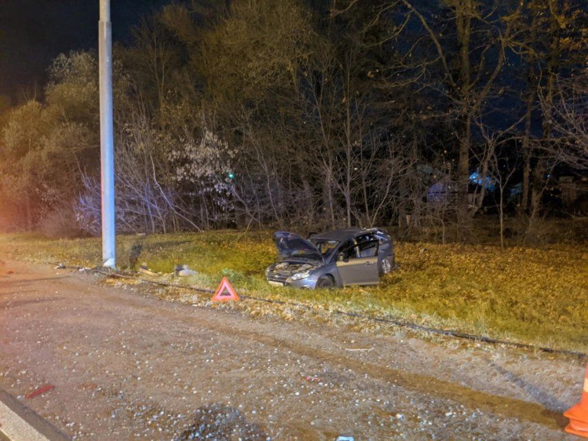 На трассе под Орлом «Форд» протаранил фонарный столб и улетел в кювет. Два человека травмировались