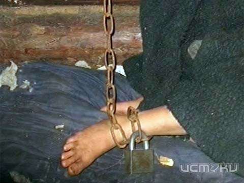 В Орле мужчина приковывал маленьких детей к кувалде и мебели