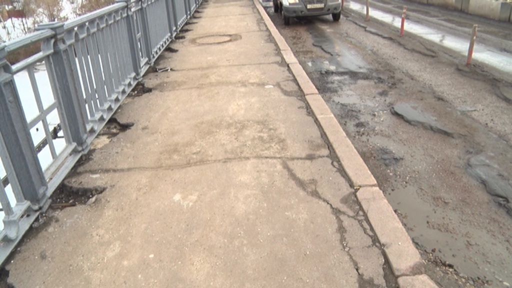 УКХ выплатит 100 тысяч рублей орловчанину, упавшему на мосту Дружбы