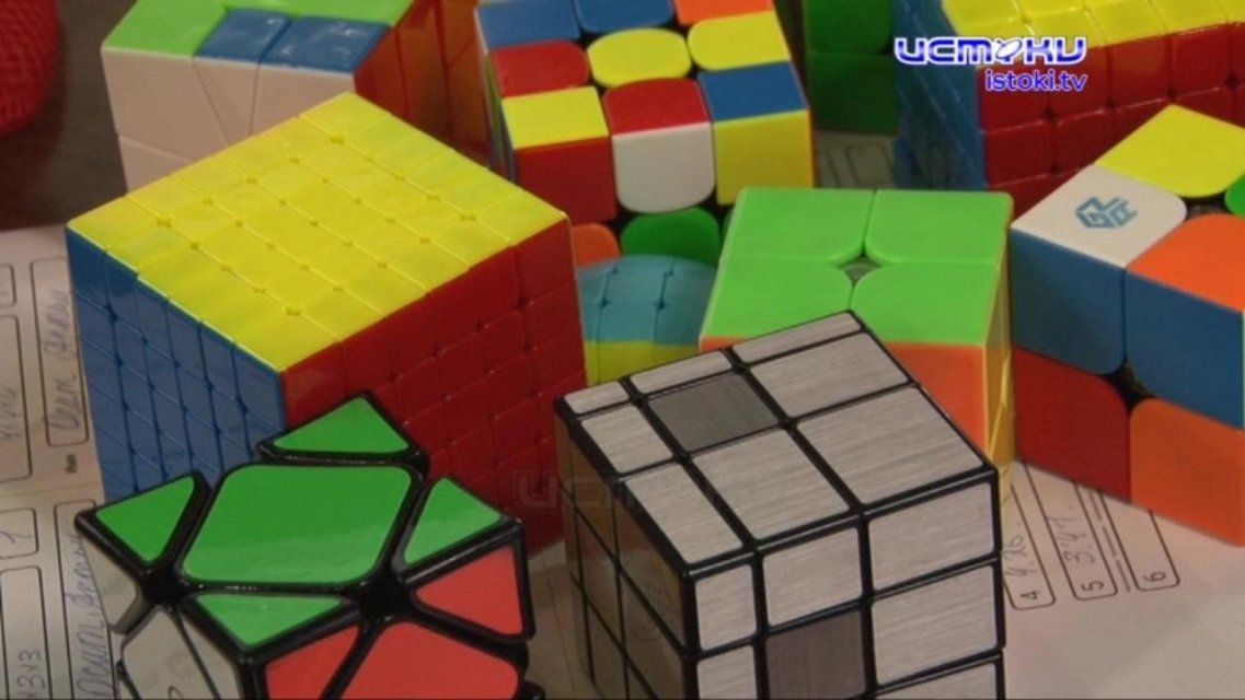 Собирают кубик Рубика за секунды! В Орле любители головоломок объединились в клуб спидкубинга
