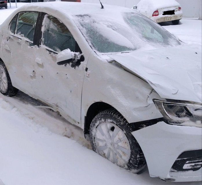Под Орлом ранним утром перевернулся «Рено Логан»