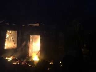 Во Мценском районе всю ночь полыхал жилой дом 