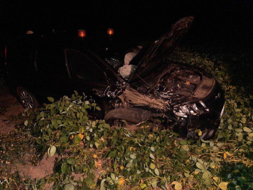 На трассе под Орлом легковушка сбила пешехода, врезалась в «Камаз» и улетела в кювет