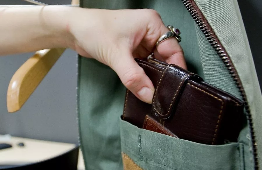 В Ливнах гостья обокрала пенсионера во время застолья