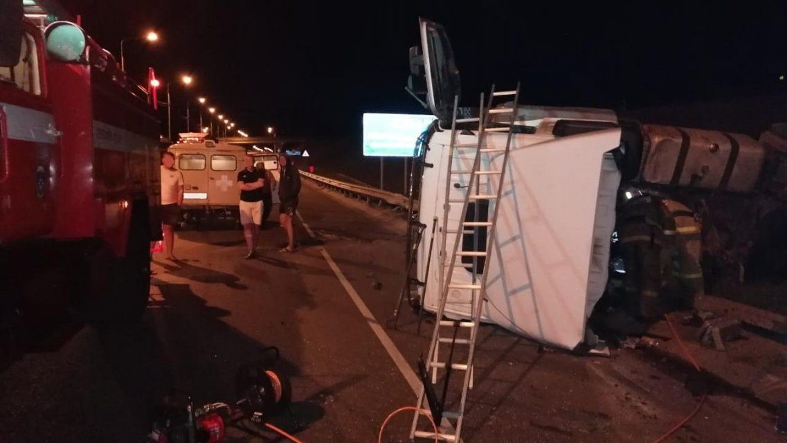 На Орловщине опрокинулся грузовик, тащивший на буксире другую фуру