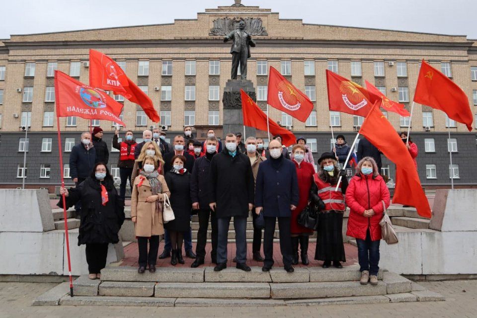 Орловские коммунисты, несмотря на строгий запрет массовых мероприятий в регионе, отметили годовщину Октябрьской революции