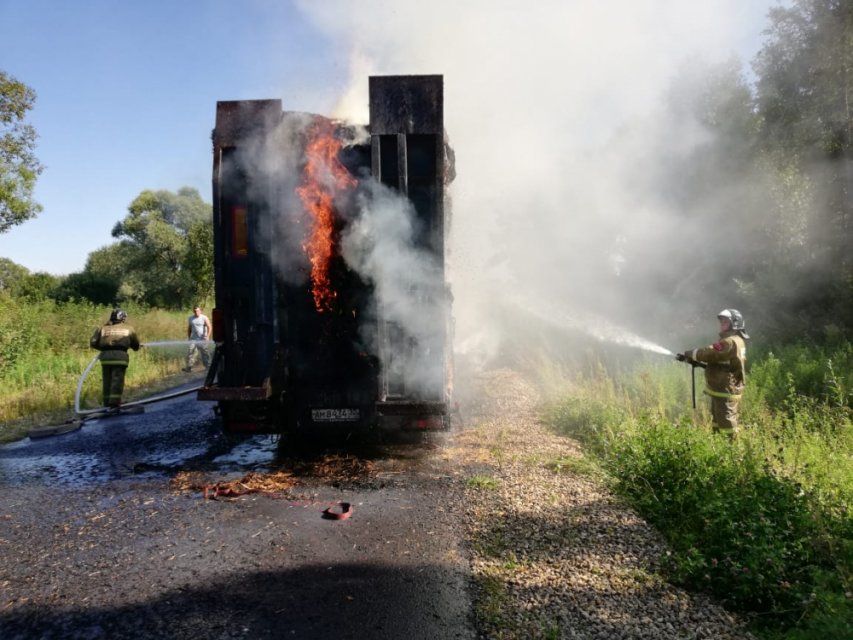 В Орловской области сгорело 11 тонн сена в полуприцепе