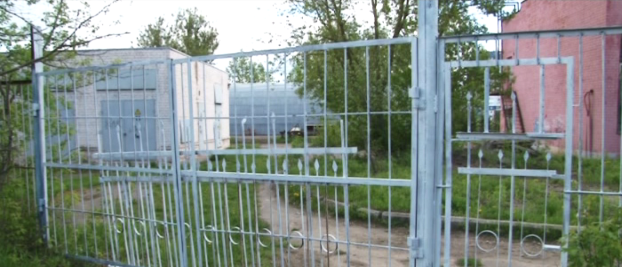 Подарок к дачному сезону. Жителей улицы Пархоменко практически отрезали от их садов и огородов. Единственную калитку, через которую они могли попасть на приусадебные участки, наглухо заварили