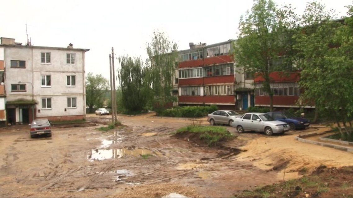 После сюжета «Истоков» прокуратура и СК проверят ремонт двора, где дети упали в ров