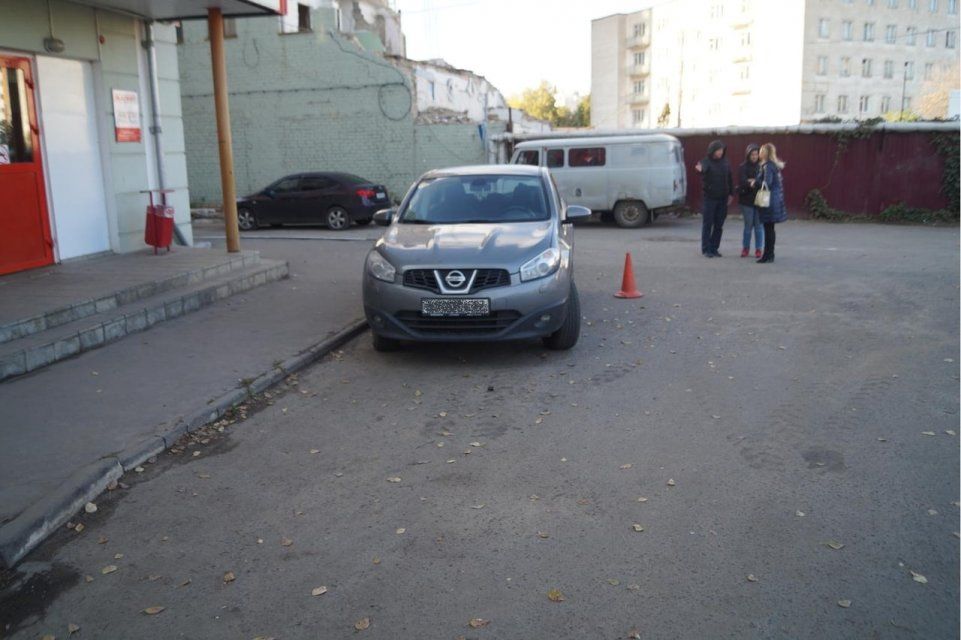 В Орле кроссовер задним ходом сбил человека