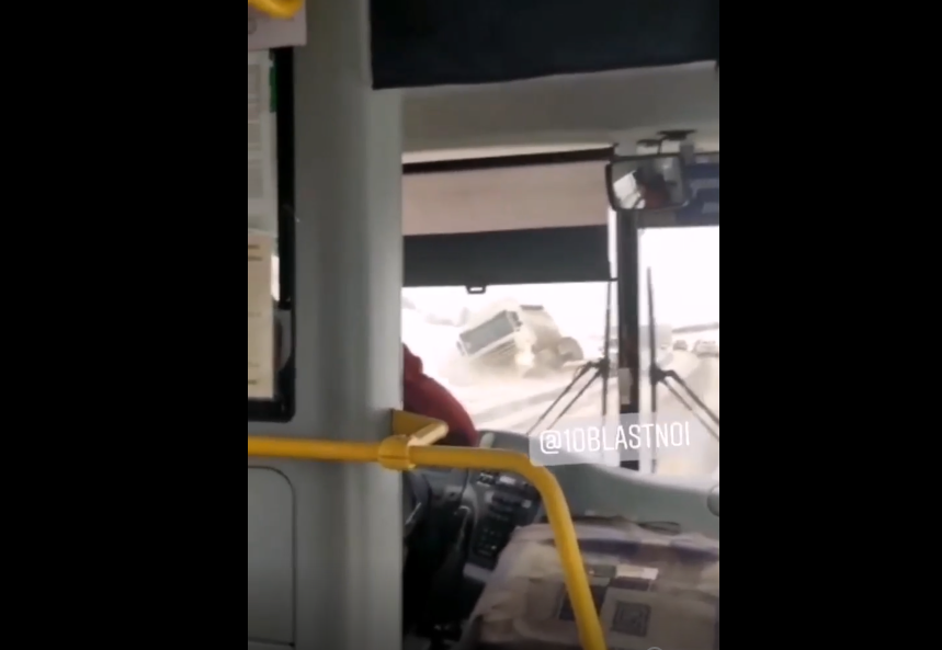 Под Орлом большегруз улетел в кювет