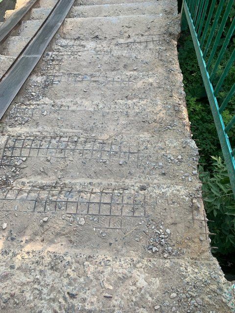 Глазами очевидцев: орловчане показали состояние ступеней моста, ведущего к озеру Светлая жизнь