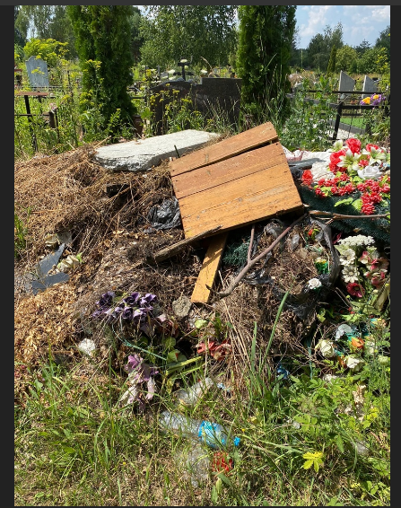 Глазами очевидцев: на орловском кладбище стали складировать мусор на одну из могил