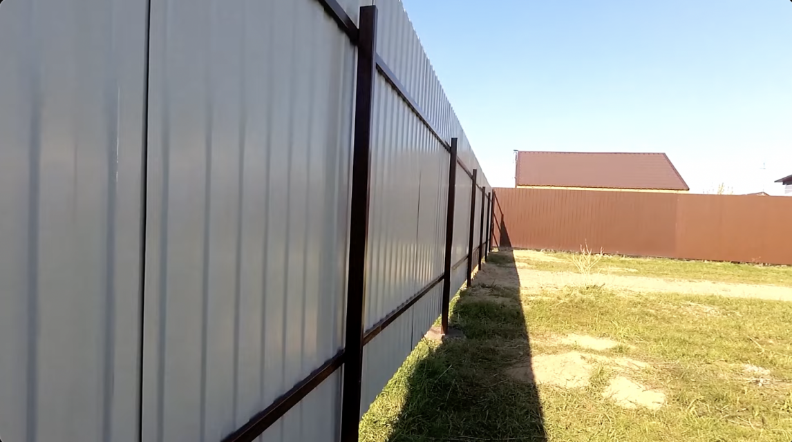 Заборы из профнастила стали новым трендом 2022 года