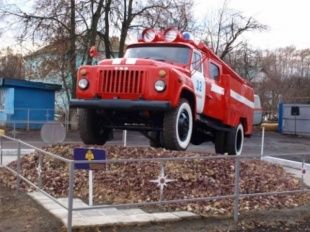 В поселке Змиевка появился памятник в виде пожарной машины