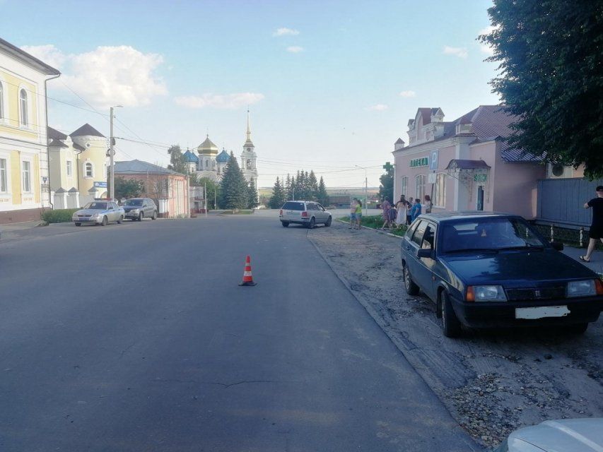 Во Мценске на перекрестке столкнулись две иномарки. Пострадала женщина
