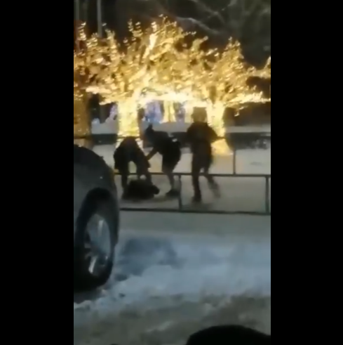 Глазами очевидцев: в Орле неизвестные избили человека