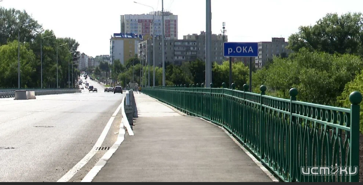 В Орле чиновники решают, как защитить пешеходов от грязевых брызг на мосту Дружбы