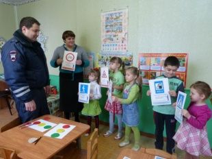 В Верховском районе дошкольникам рассказали о правилах дорожного движения