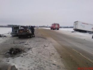 В Кромском районе «легковушку» разорвало пополам. Двое погибли