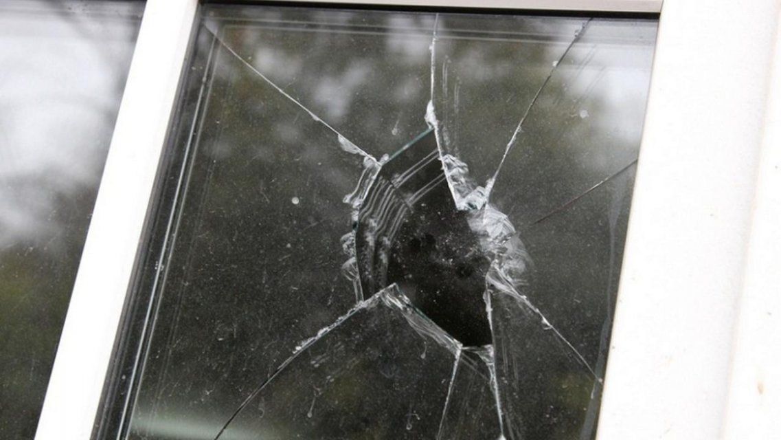 Осеннее обострение: буйный амчанин разбил окна больницы