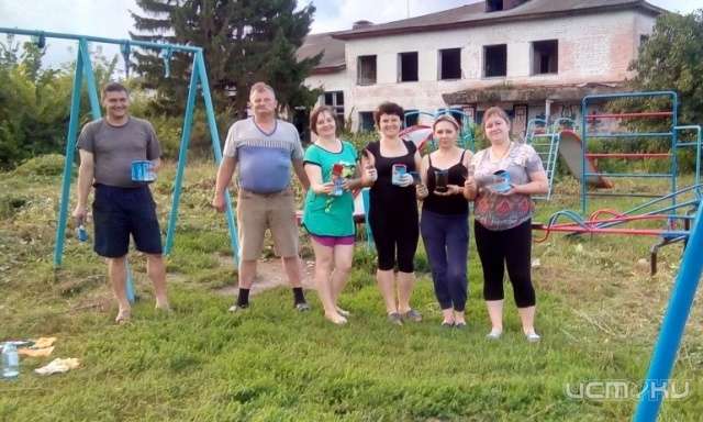 На радость детям: колпнянцы сами отремонтировали игровую площадку