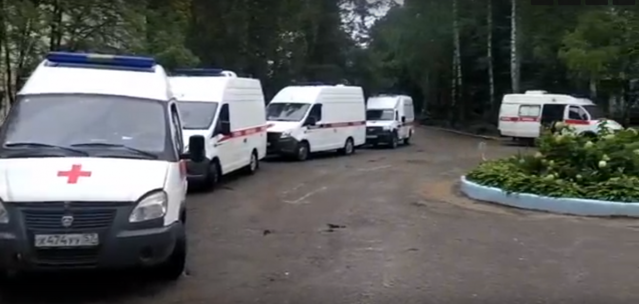 Возле больницы Боткина бригадам «скорой» приходится стоять в очередях