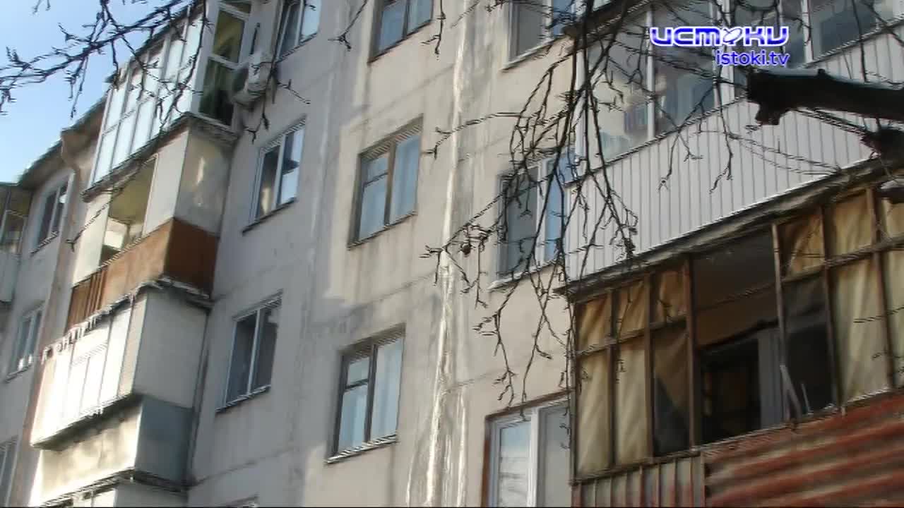 Сосульки на крышах домов мало заботят управляющие компании. Кто должен убирать ледяные наросты на крышах?