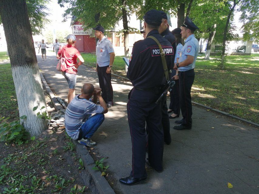 В Орле бездомный и его подруга разобрали металлическое ограждение