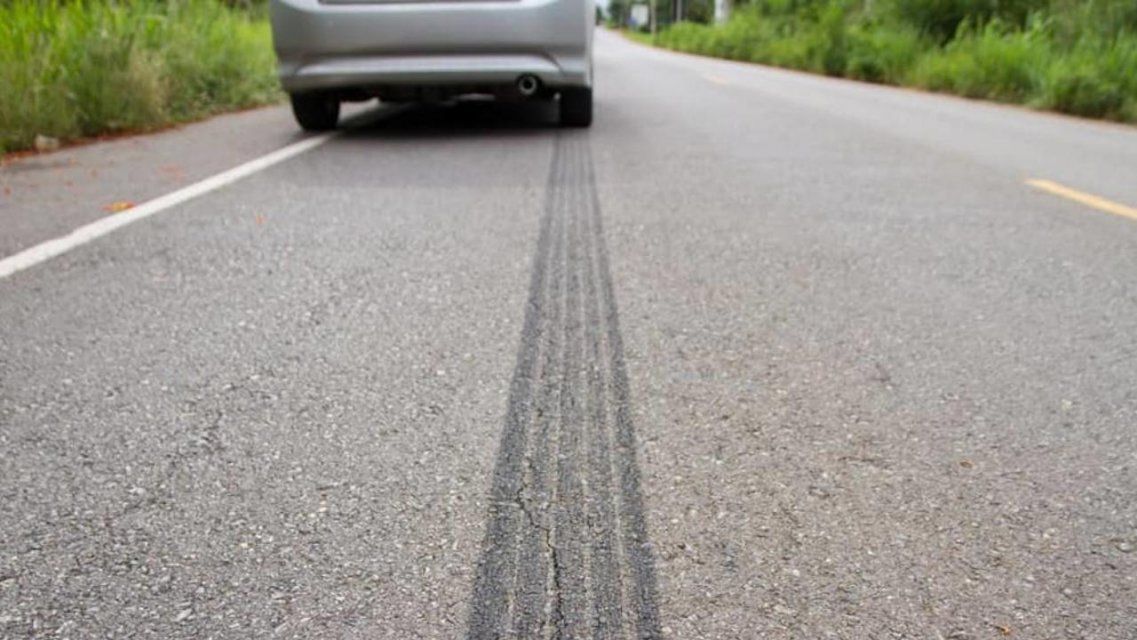 Лежал в крови на обочине: на жителя Болхова напали с ножом в собственном авто