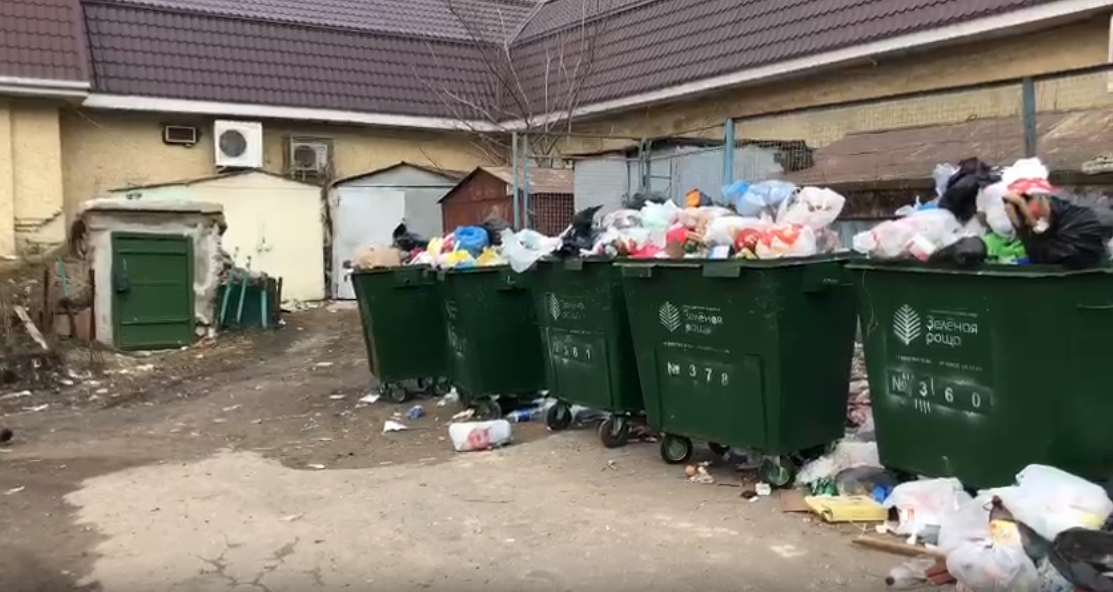 Порядка не будет? УК «Зеленая роща» в очередной раз превратила контейнерную площадку на ул. 4-я Курская, 2 в свалку