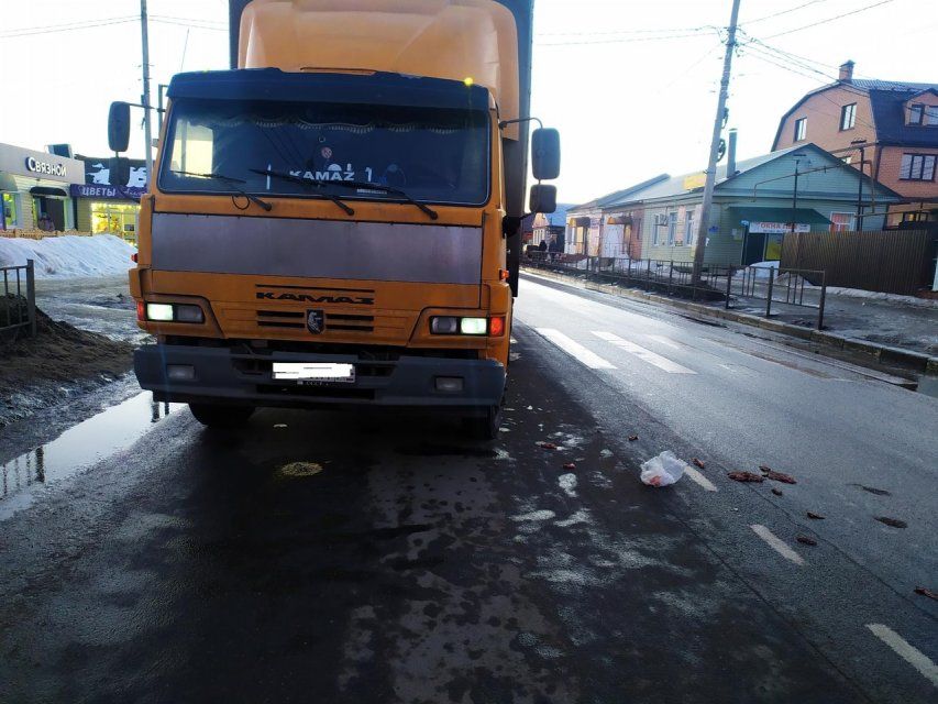 На Орловщине девушка, переходя дорогу по «зебре», попала под колеса КАМАЗа