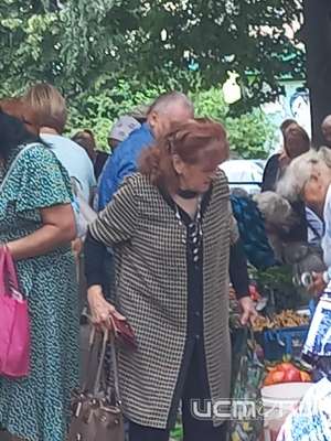 Шум, антисанитария и собаки. В Орле жители дома №44 по ул. Пушкина воюют со стихийным рынком под окнами