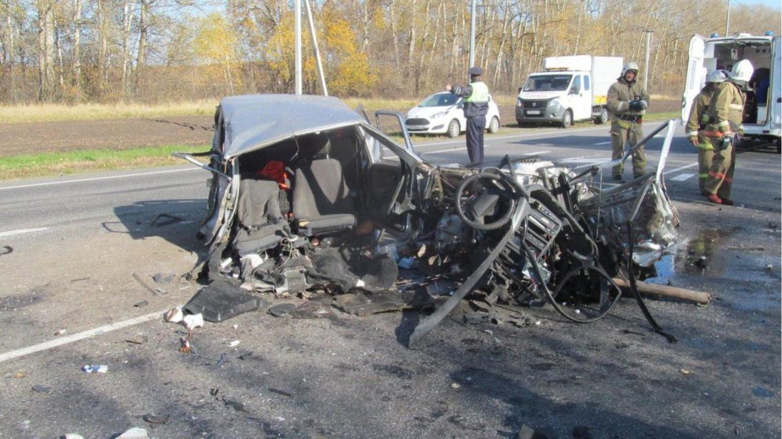 ВАЗ всмятку: на Орловщине водитель вылетел на встречку под две фуры