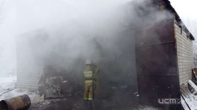 Под Ливнами пламя уничтожило две легковушки в гараже