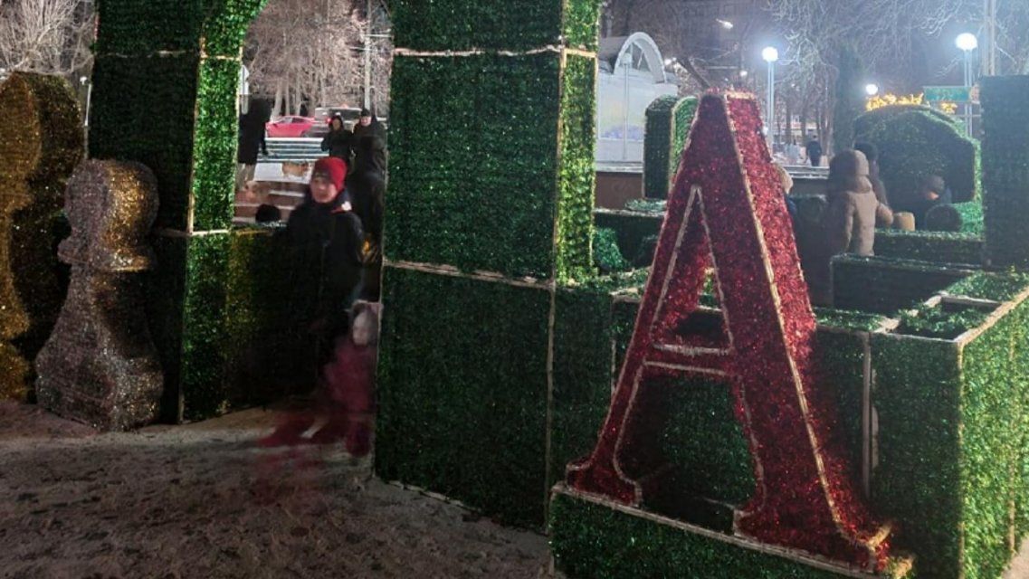 Фотофакт: на входе в горпарк Орла появился лабиринт