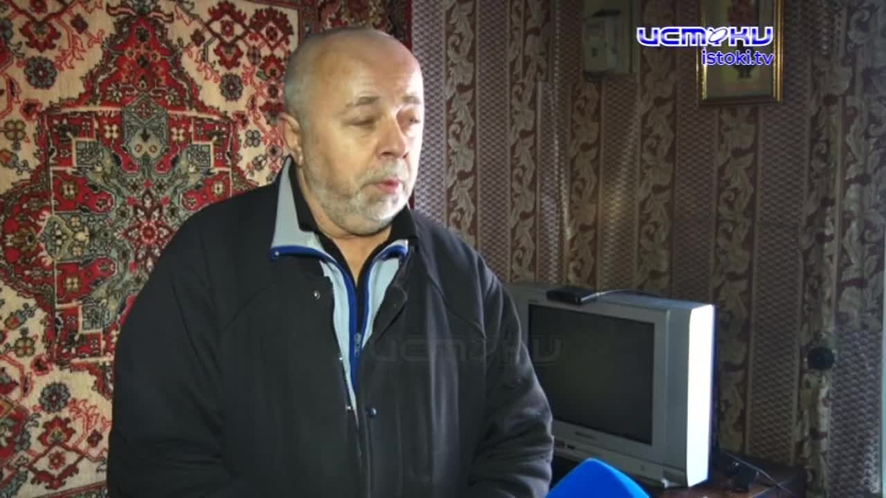 Дом, видавший начало прошлого века, разваливается на глазах. Но в нем продолжает жить инвалид и малолетний узник войны, в программы переселения он пос...