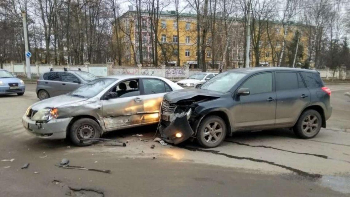 В Орле девушка-водитель попала в больницу, не уступив дорогу кроссоверу